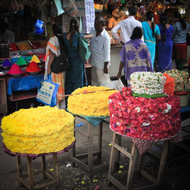 Toujours au marché, guirlandes de fleurs tressées